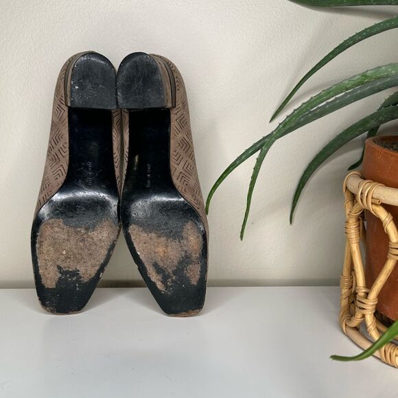 Vtg Salvatore Ferragamo Block Heel Pumps Geometric Embossed Suede Italy Made 9 - Picture 5 of 11